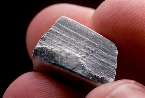 Indium: Un Metal Rare Utilisé dans les Technologies de pointe et l'Électronique Miniature !